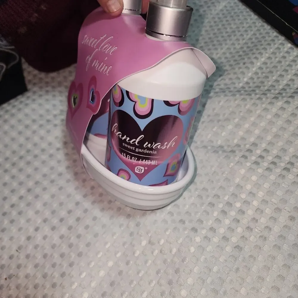 SWEET LOVE OF MINE NWT HAND SOAP PUMPS AND DISH BATHROOM SET